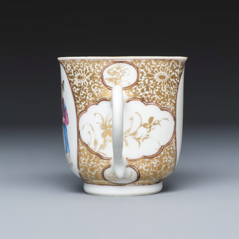 A Chinese famille rose gilt-decorated cup and saucer with figural design - 图5