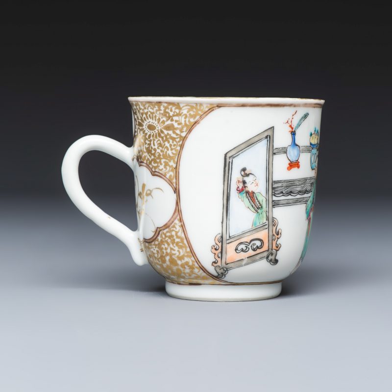 A Chinese famille rose gilt-decorated cup and saucer with figural design - 图6