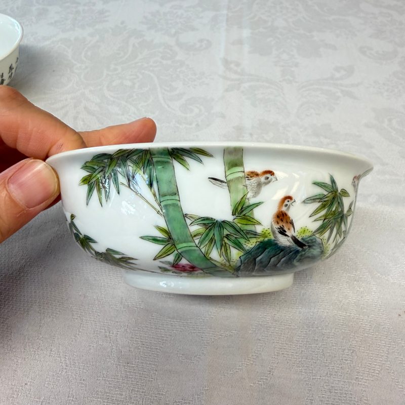 A pair of Chinese famille rose shallow bowls with birds among bamboo, and bats - 图20