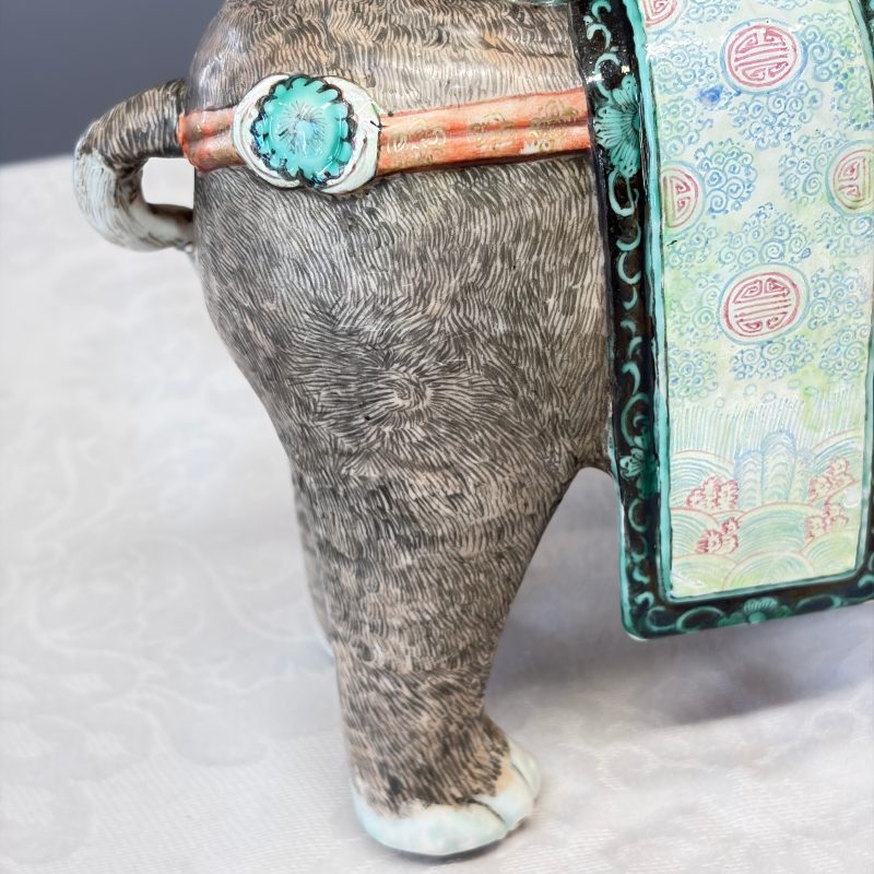 A pair of Chinese famille rose models of elephants - 图42