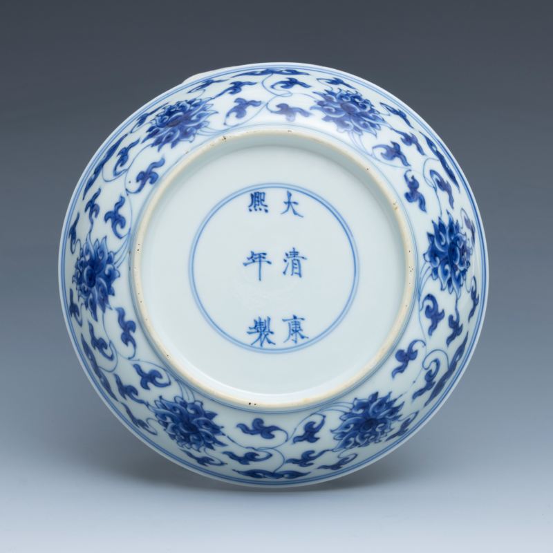 A set of six blue and white 'lotus' dishes, Kangxi mark and of the period (1662-1722) - 图5