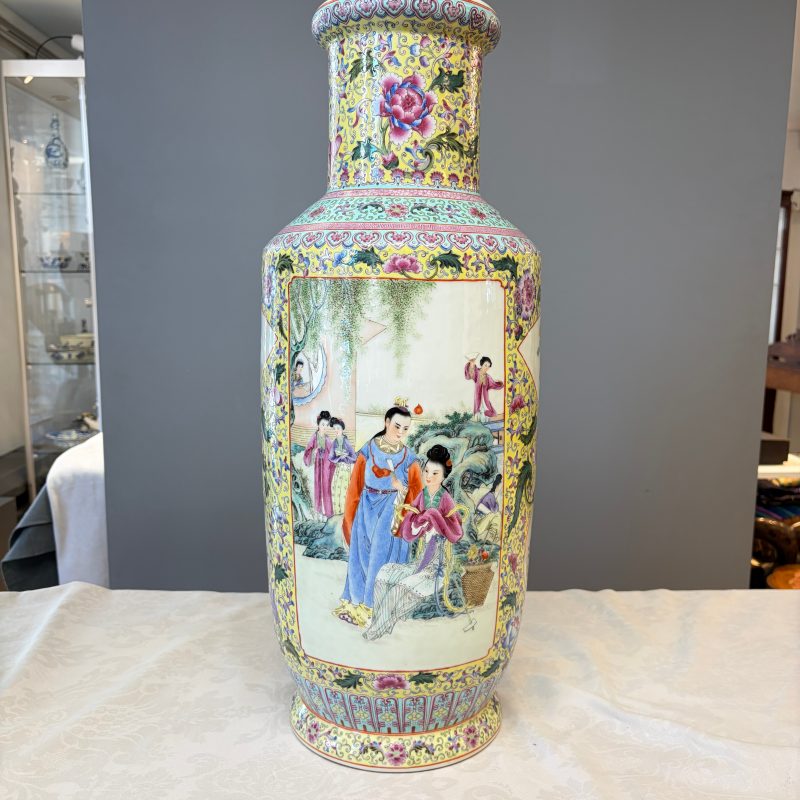 A pair of Chinese famille rose vases with figural design - 图34