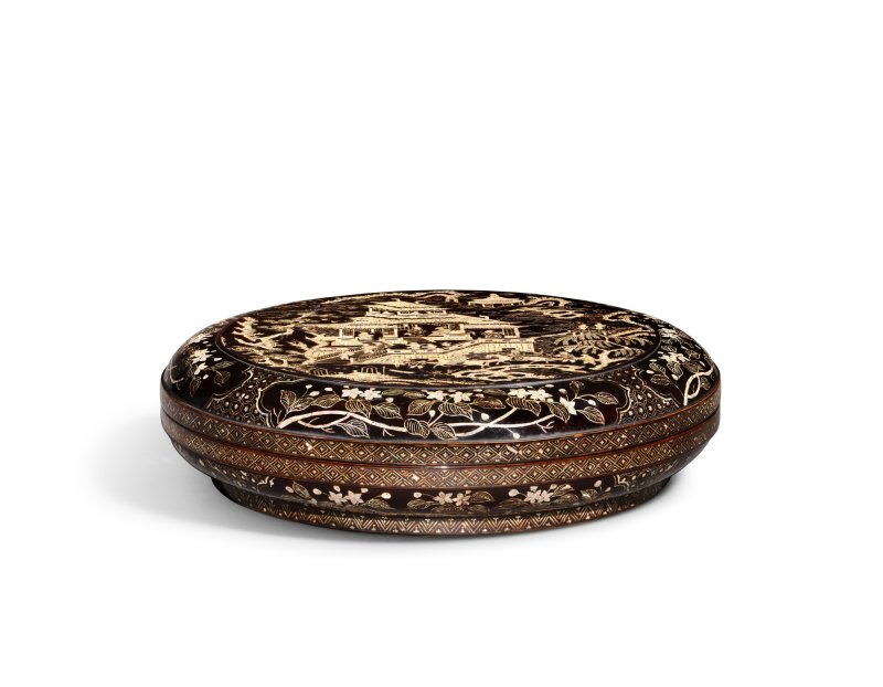 A large mother-of-pearl-inlaid black-lacquer box and cover, Ming dynasty | 明　黑漆嵌螺鈿樓閣人物圖圓蓋盒 - 图4