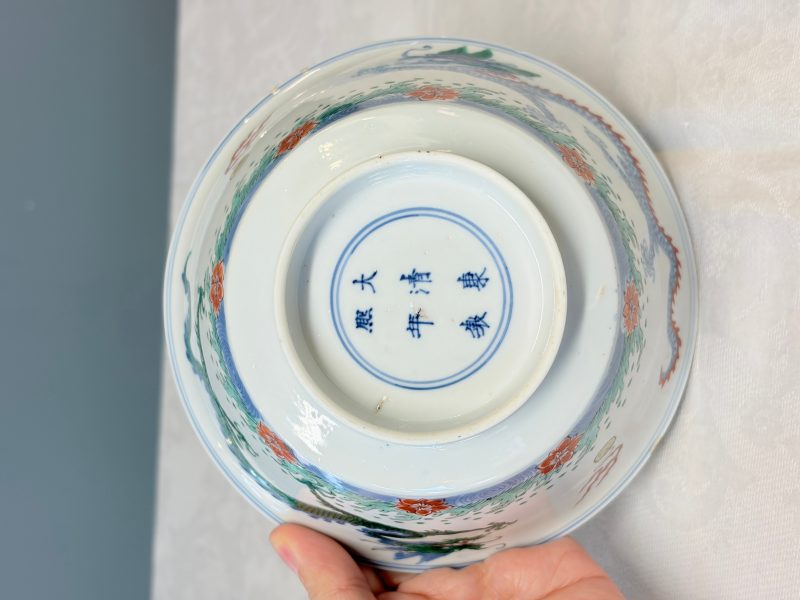 A Chinese famille verte 'Dragon' bowl on a later wooden stand - 图19