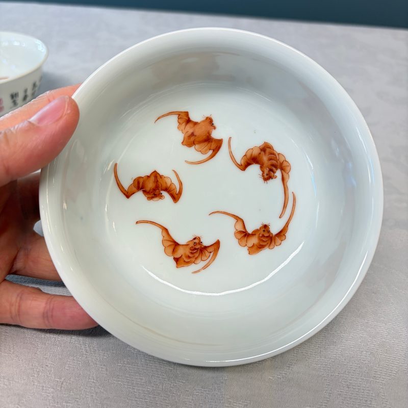 A pair of Chinese famille rose shallow bowls with birds among bamboo, and bats - 图21