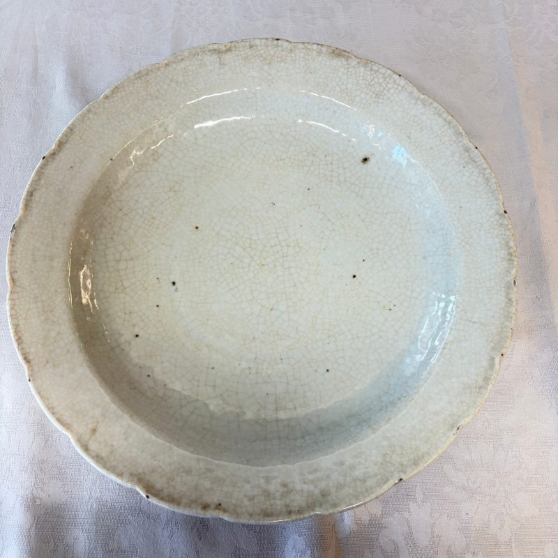 A Chinese blue and white 'Mandarin Duck' dish and a crackle-glazed dish - 图12