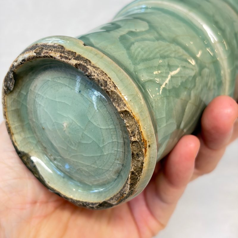 Two Chinese blue and white bowls, a plate, a celadon kendi and a vase - 图76