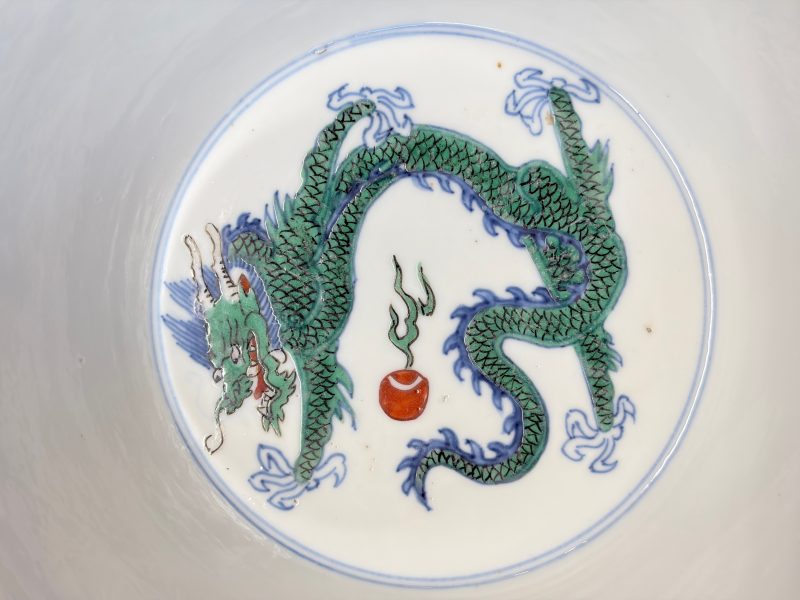 A Chinese famille verte 'Dragon' bowl on a later wooden stand - 图18
