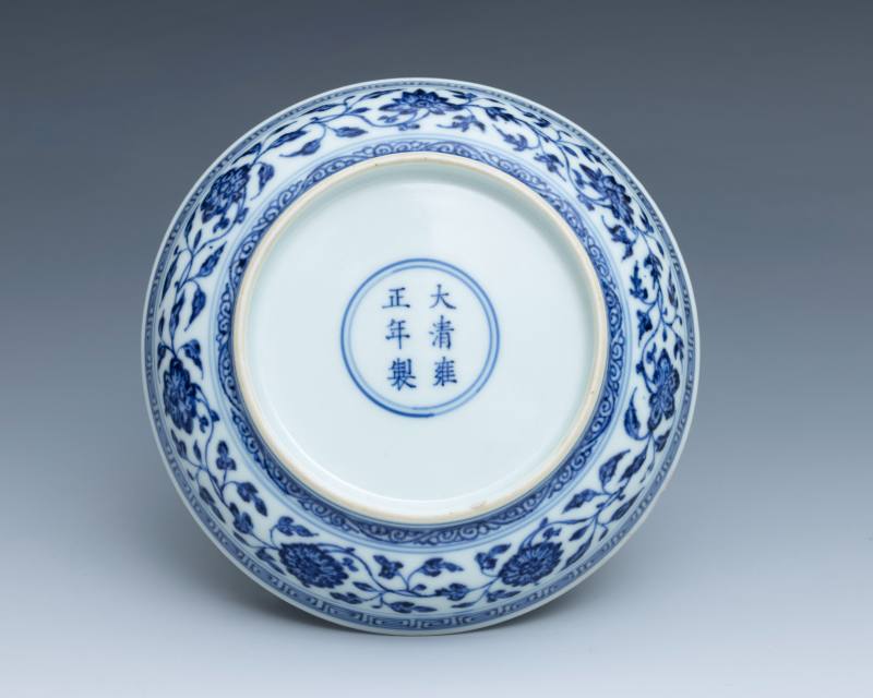 A Ming-style blue and white 'lotus bouquet' dish, Yongzheng mark and of the period (1723-1735) - 图4