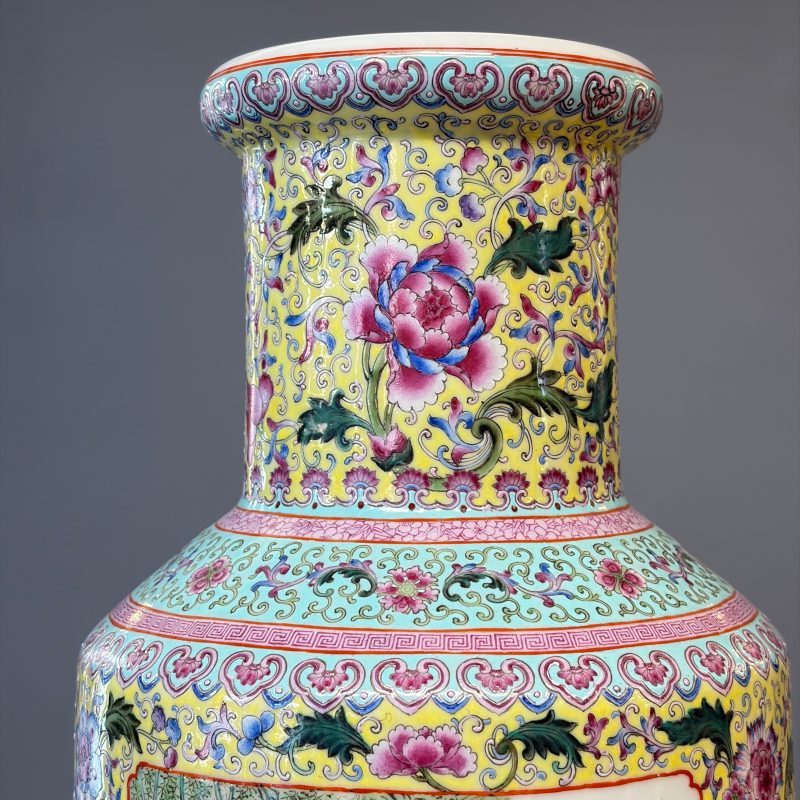 A pair of Chinese famille rose vases with figural design - 图35