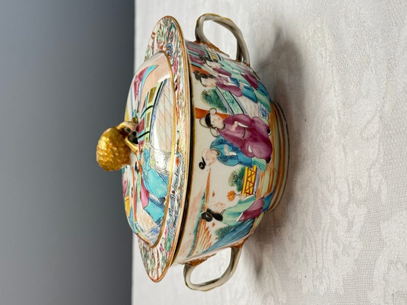 Four Chinese Canton famille rose vases and a covered bowl with figural design - 图17