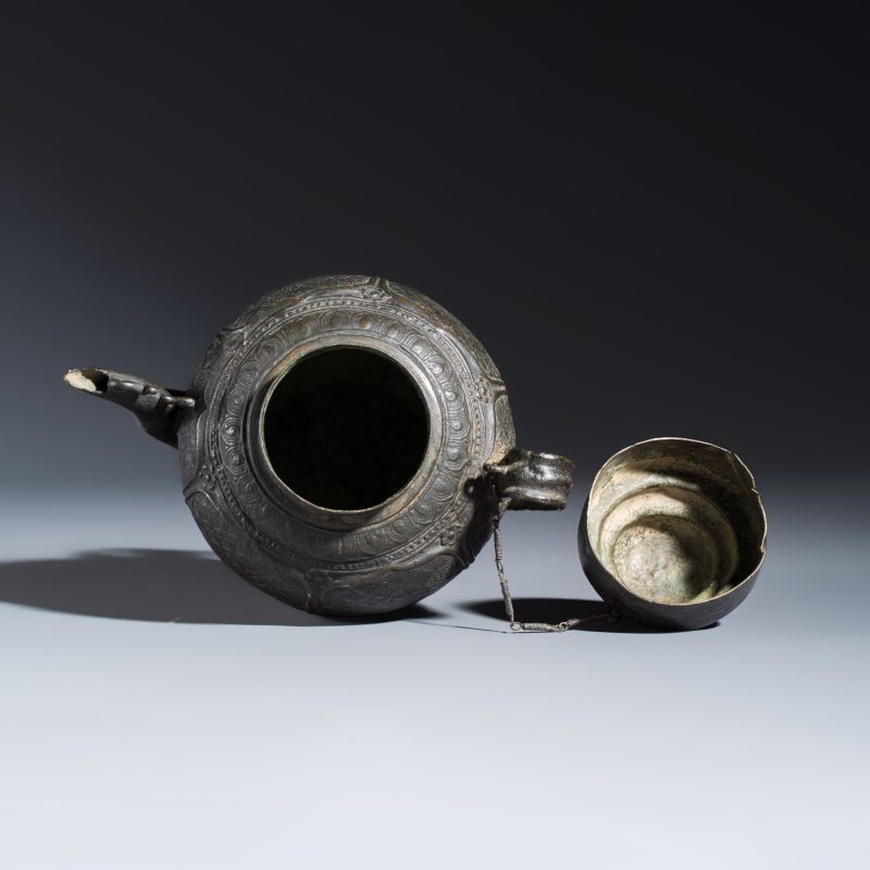 A Vietnamese bronze ewer and cover - 图6
