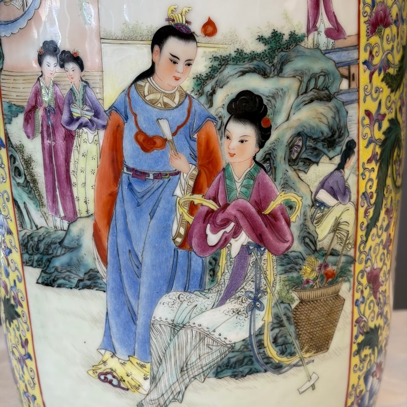 A pair of Chinese famille rose vases with figural design - 图37