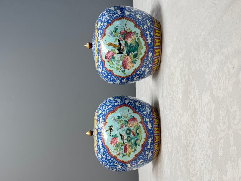 A pair of Chinese famille rose 'Birds among Flowering Branches' jars and covers - 图8