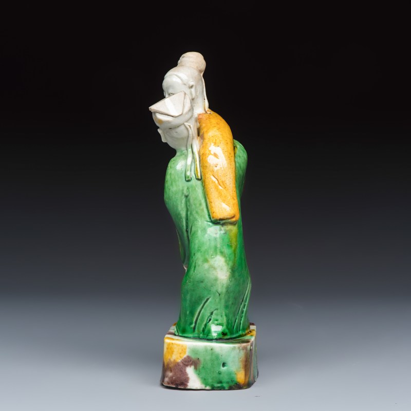 A Chinese famille verte sancai biscuit group of a man embracing a lady - 图3