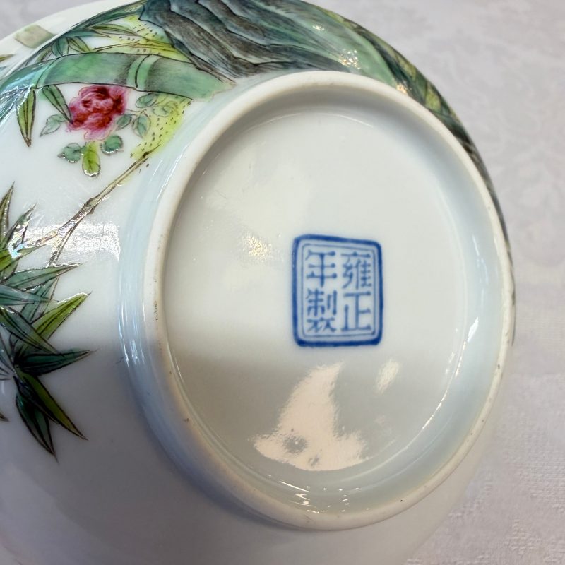 A pair of Chinese famille rose shallow bowls with birds among bamboo, and bats - 图23