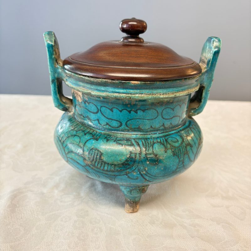 A Chinese peacock-blue-glazed tripod incense burner with wooden cover - 图11