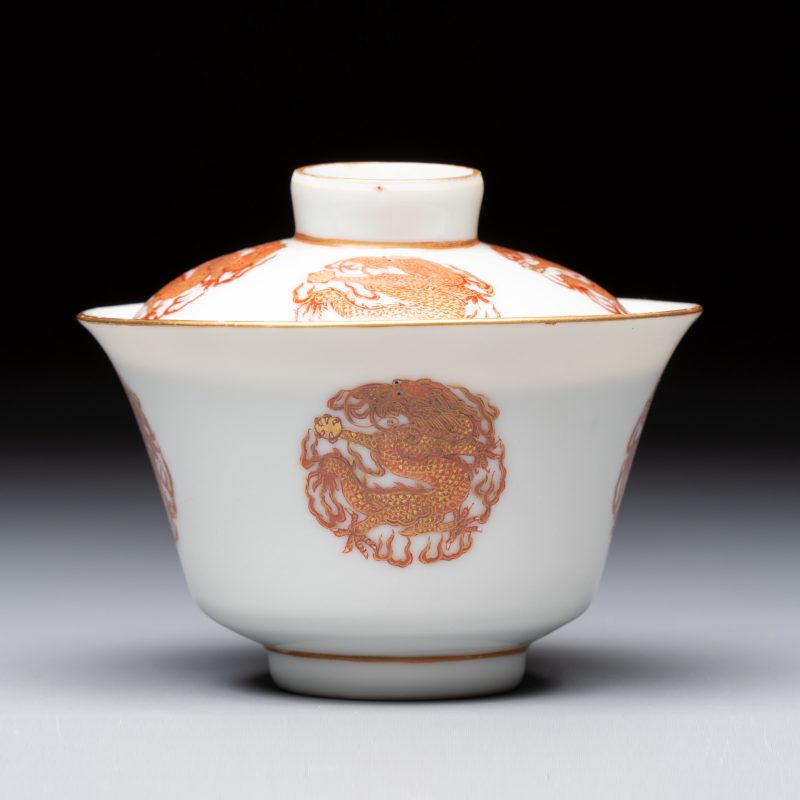 A fine Chinese iron-red and gilt-decorated 'Dragon' covered tea bowl with stand - 图3
