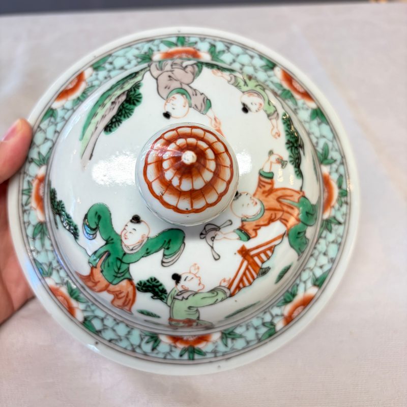 A Chinese famille verte 'Scholars and Court Ladies' baluster vase and cover - 图23