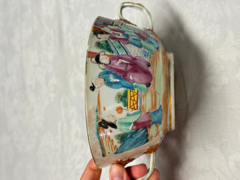 Four Chinese Canton famille rose vases and a covered bowl with figural design - 图18