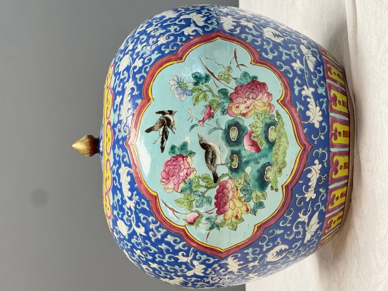 A pair of Chinese famille rose 'Birds among Flowering Branches' jars and covers - 图9
