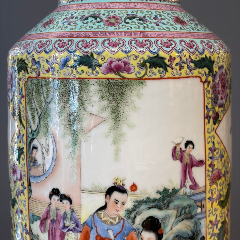 A pair of Chinese famille rose vases with figural design - 图36