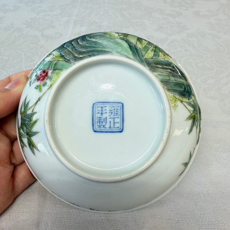 A pair of Chinese famille rose shallow bowls with birds among bamboo, and bats - 图22