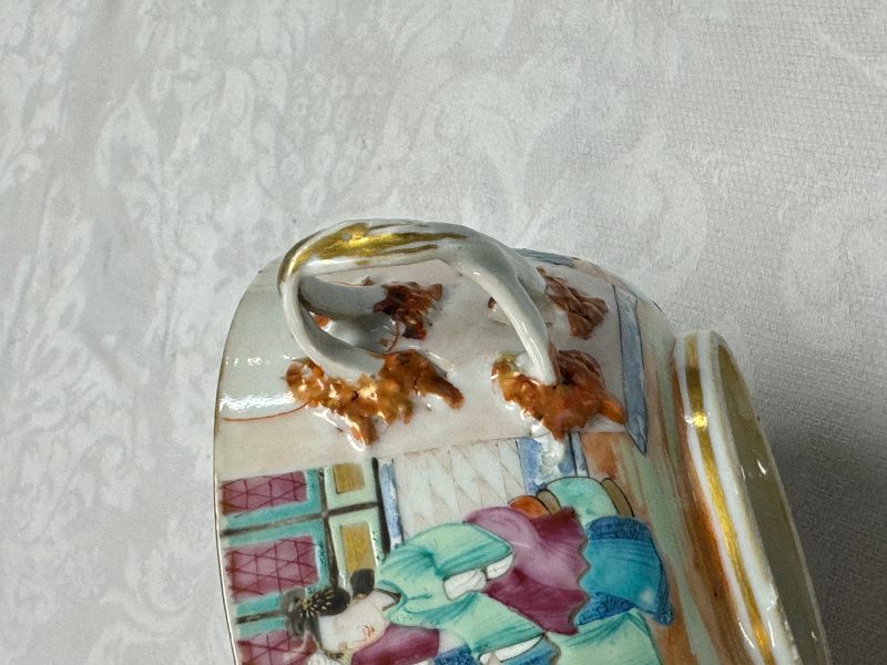 Four Chinese Canton famille rose vases and a covered bowl with figural design - 图19