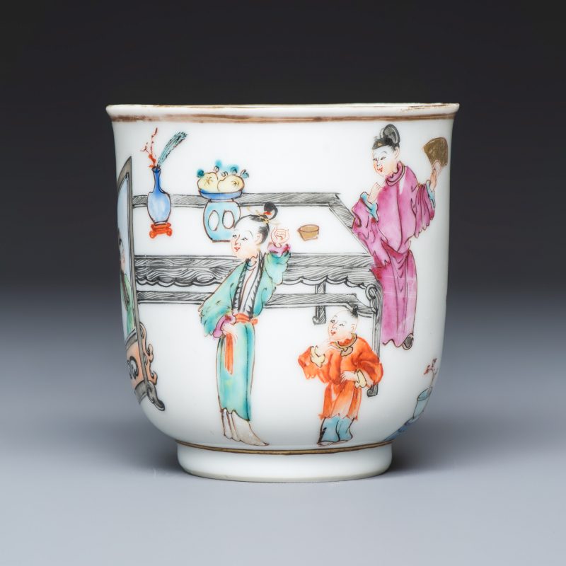 A Chinese famille rose gilt-decorated cup and saucer with figural design - 图7