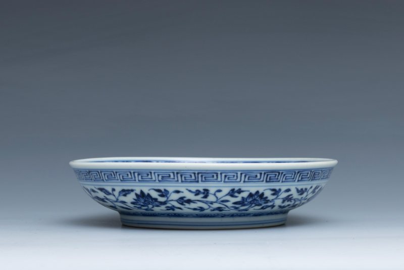 A Ming-style blue and white 'lotus bouquet' dish, Yongzheng mark and of the period (1723-1735) - 图6