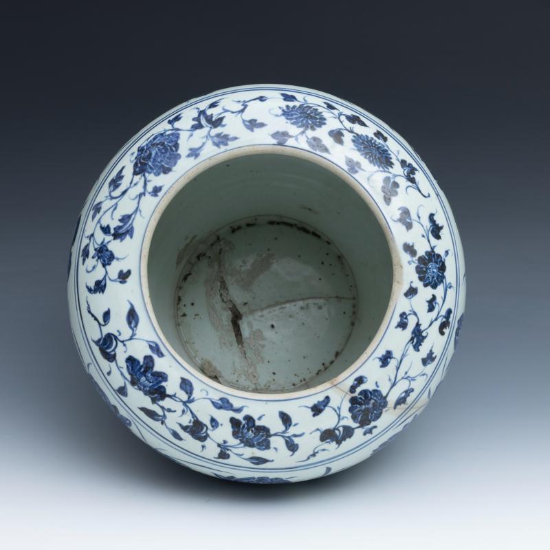 A rare blue and white 'mandarin ducks and lotus' jar, Guan - 图8