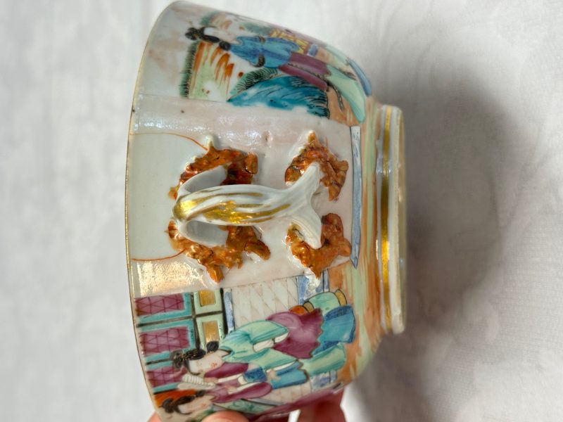 Four Chinese Canton famille rose vases and a covered bowl with figural design - 图20