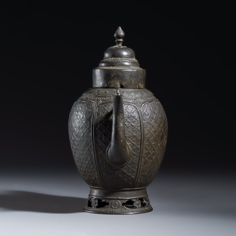 A Vietnamese bronze ewer and cover - 图5