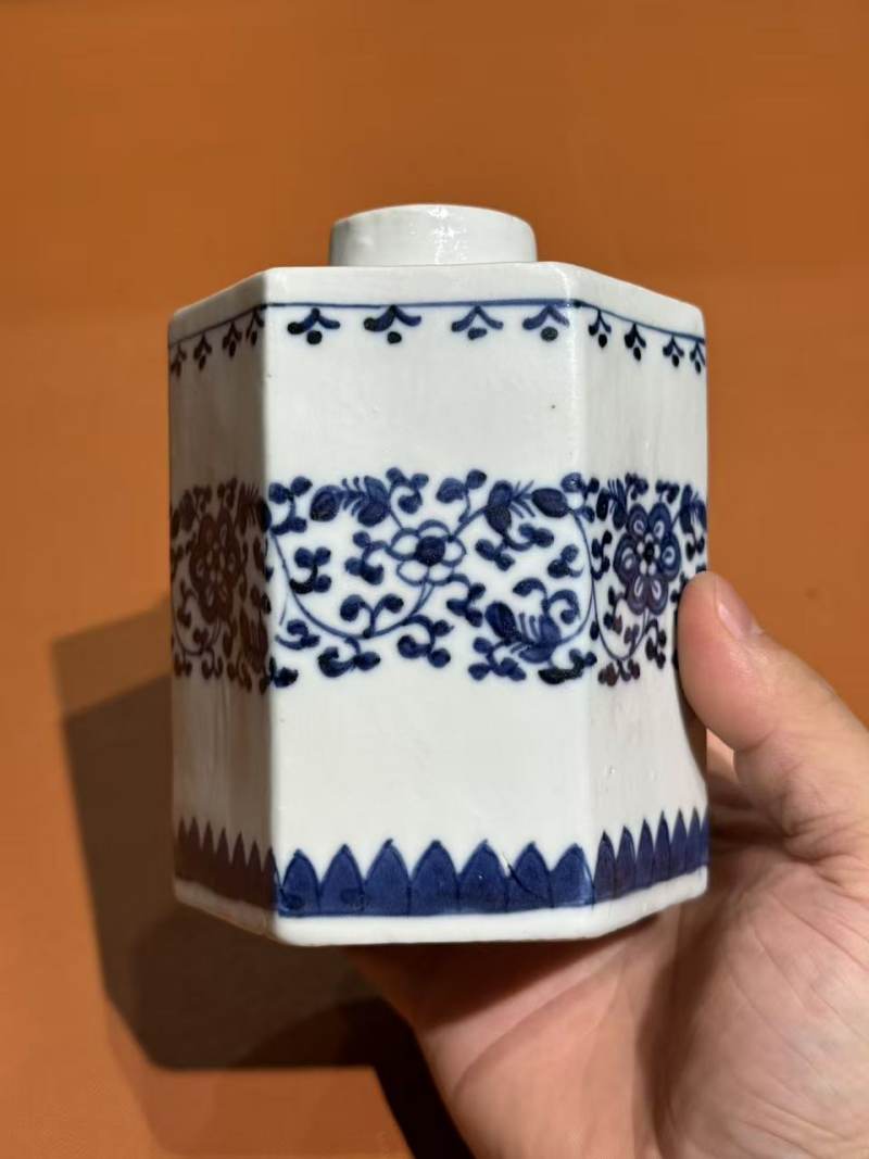 清乾隆 青花缠枝花卉纹六方茶叶罐 - 图3