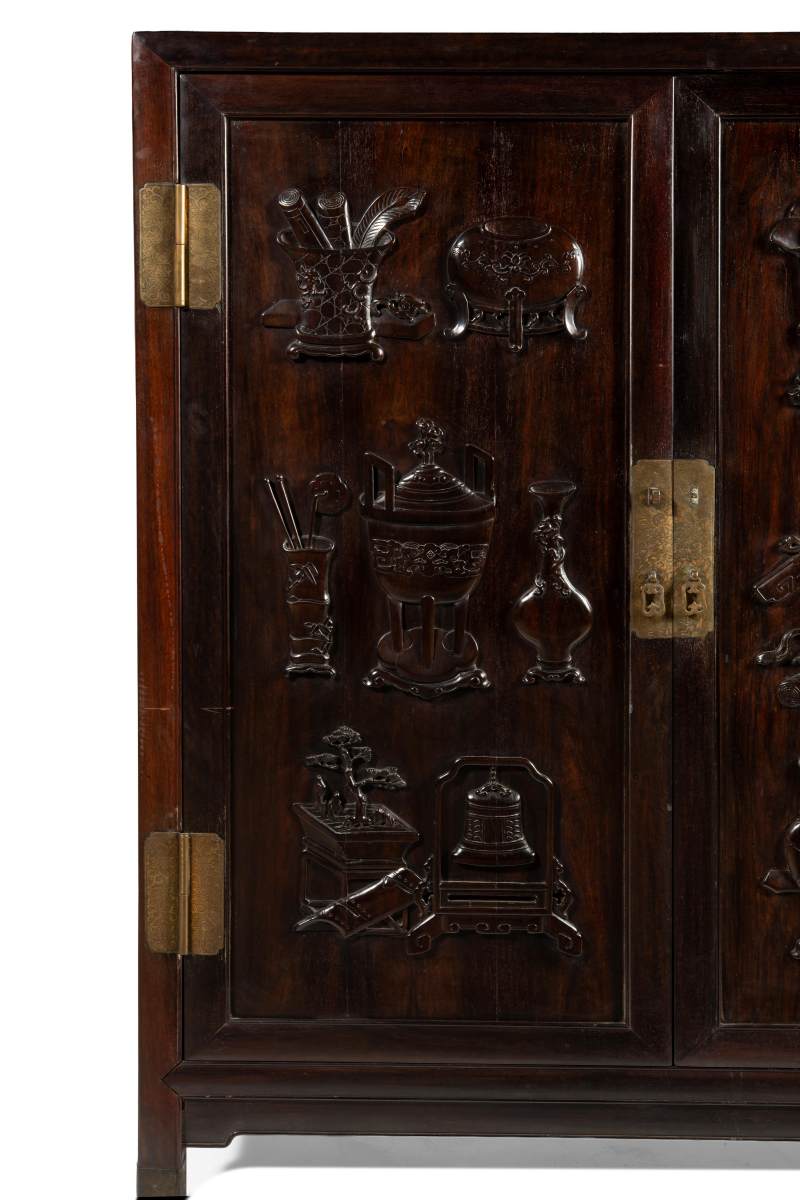 A part of a finely carved ‘Hundred Antiques’ zitan compound cabinet and panelled front doors of the hat chest - 图3