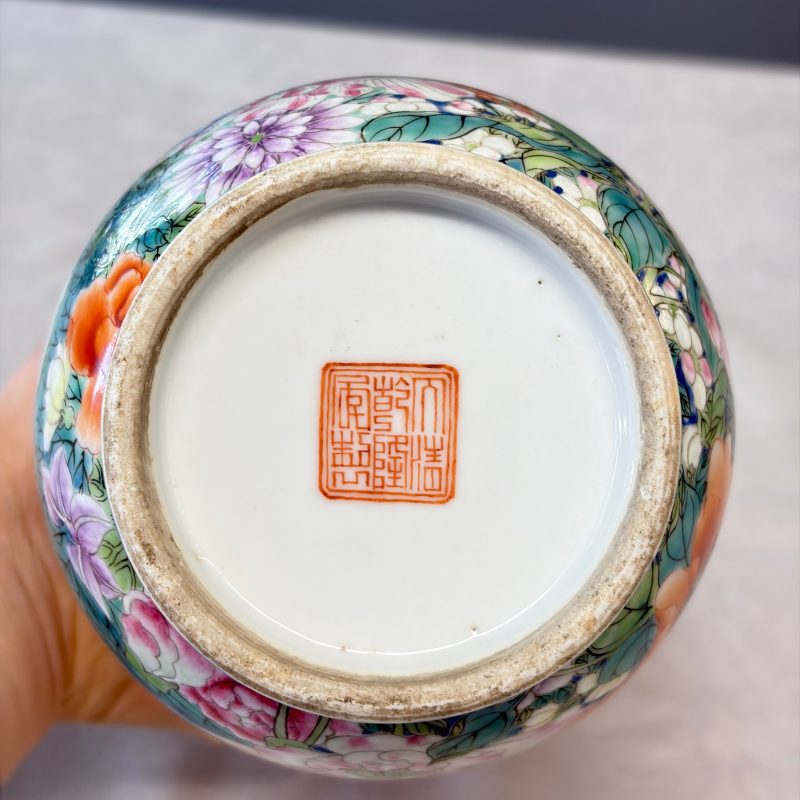 A pair of Chinese famille rose 'Millefleurs' vases with lion-head handles - 图20