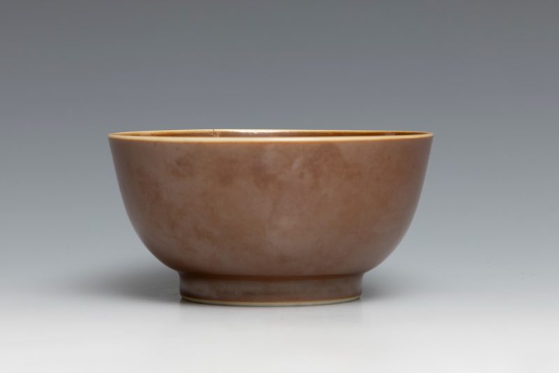 A café-au-lait-glazed bowl, Qianlong mark and of the period (1736-1795) - 图2
