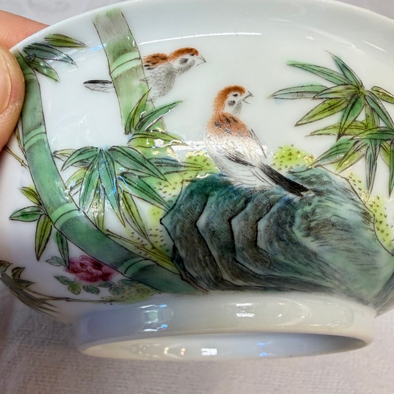 A pair of Chinese famille rose shallow bowls with birds among bamboo, and bats - 图24
