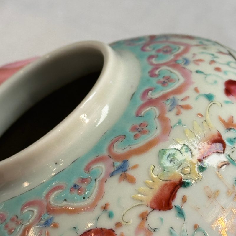 Three Chinese famille rose, verte and iron-red-decorated jars, one mounted as a lamp - 图43