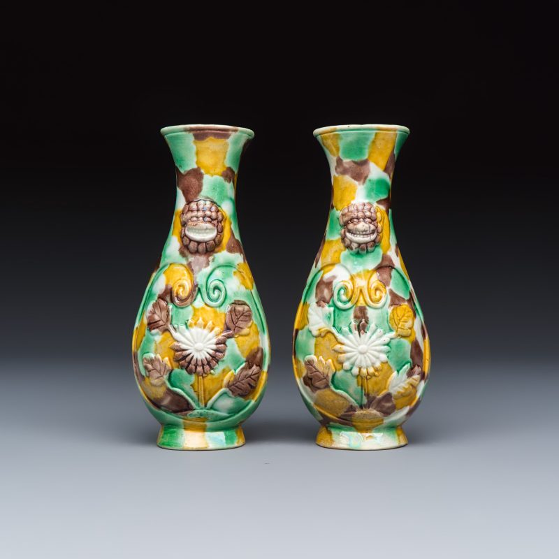 A pair of Chinese famille verte sancai biscuit wall pocket vases - 图2