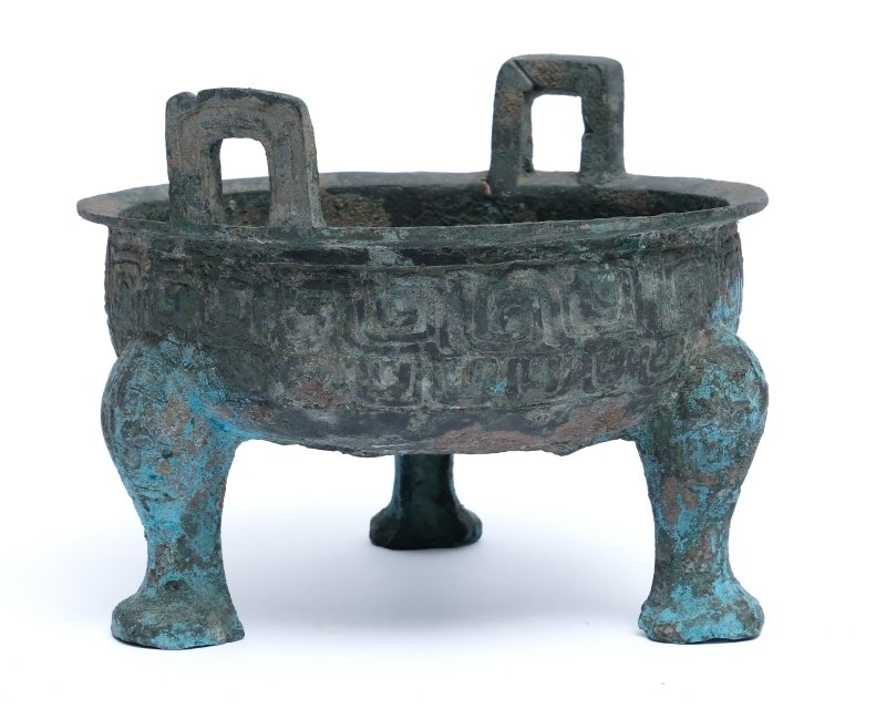 An archaic inscribed bronze footed ritual tripod cauldron, Ding - 图3