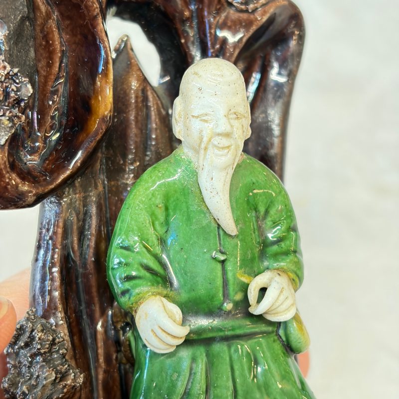 A Chinese aubergine-glazed brush rest and a famille verte sancai biscuit group - 图17