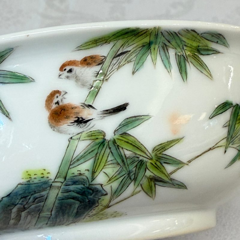 A pair of Chinese famille rose shallow bowls with birds among bamboo, and bats - 图25