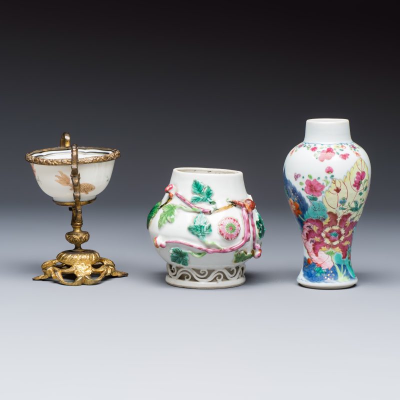 11 Chinese famille rose wares, one with gilt-bronze mounts - 图19