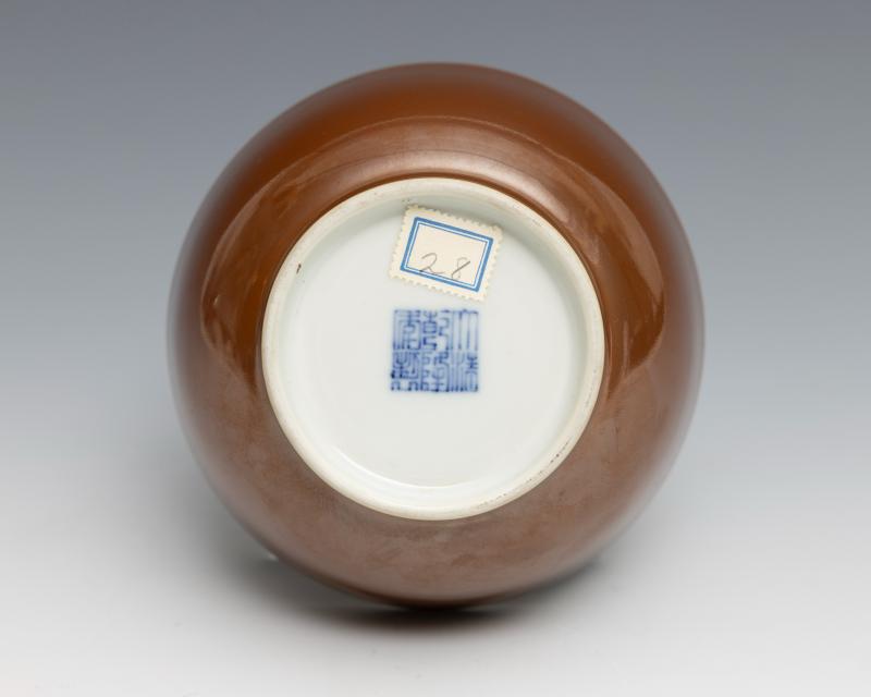 A café-au-lait-glazed bowl, Qianlong mark and of the period (1736-1795) - 图4