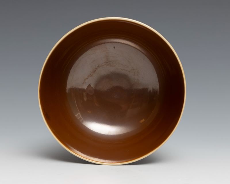 A café-au-lait-glazed bowl, Qianlong mark and of the period (1736-1795) - 图3