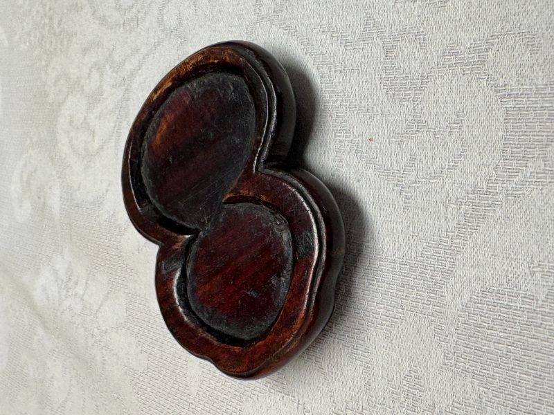 A pair of Chinese famille verte sancai biscuit duck-and-lotus-form water droppers on later wooden stands - 图38