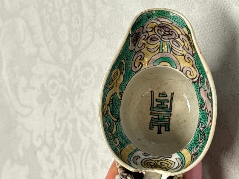 A Chinese famille verte sancai biscuit libation cup and a model of a shoe - 图22