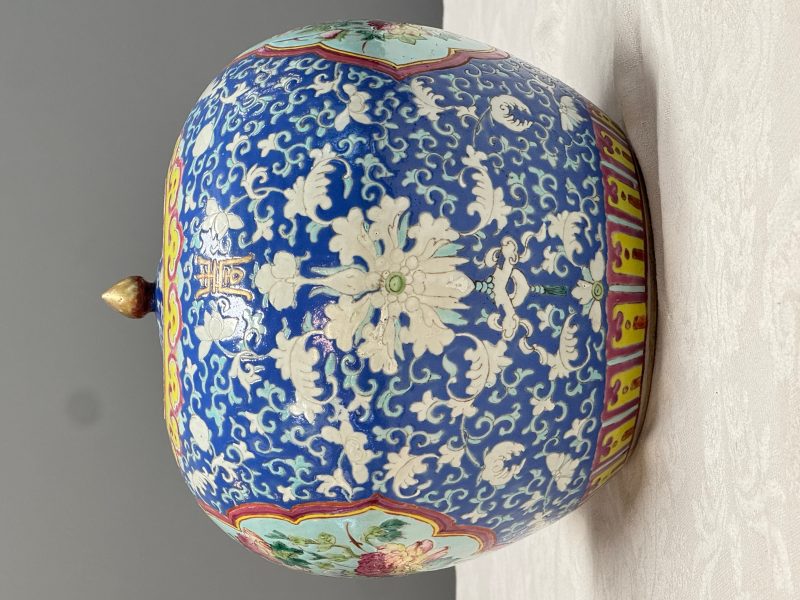 A pair of Chinese famille rose 'Birds among Flowering Branches' jars and covers - 图12