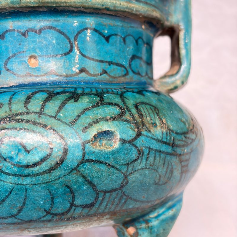 A Chinese peacock-blue-glazed tripod incense burner with wooden cover - 图21